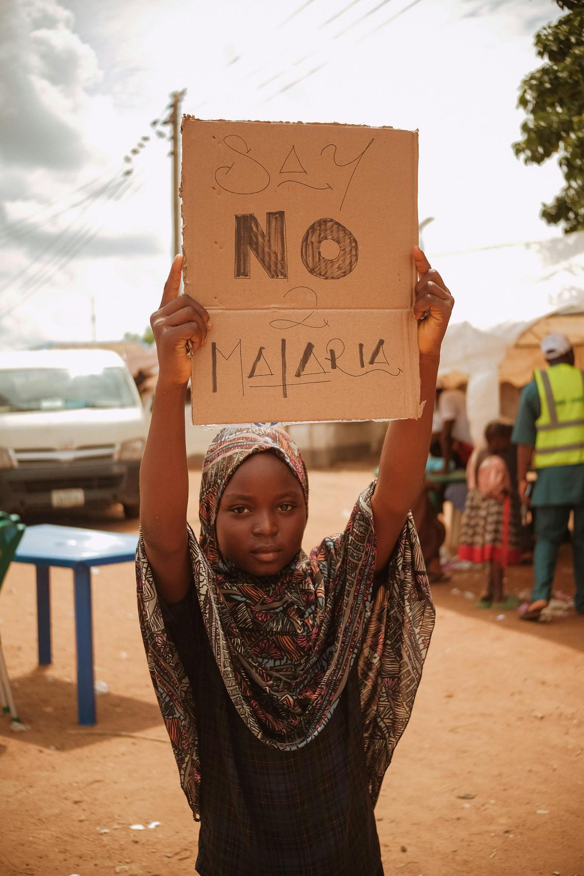 Fille qui essaye de sensibiliser-association